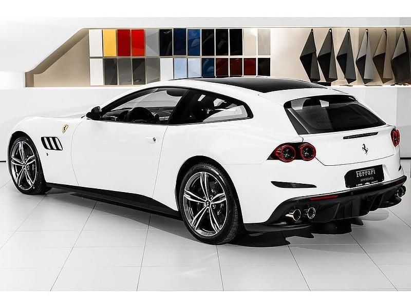 Begagnad Ferrari GTC4Lusso 690 HK (507 kW) 2017 Vit Kombi