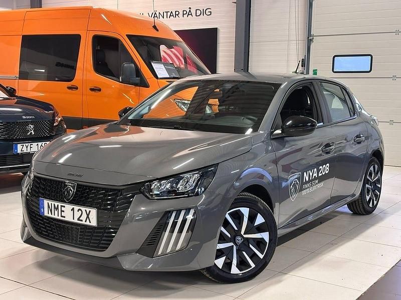 Grå Begagnad 2024 Peugeot 208 Active Halvkombi | 175 000 kr (Lite dyr) - Bild 1/4