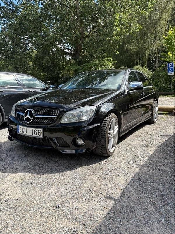 Svart Begagnad 2008 Mercedes C320 Avantgarde Sedan | 88 000 kr (Marknadspris) - Bild 1/4