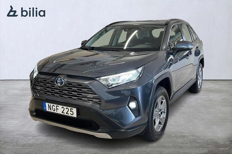 Grå Begagnad 2022 Toyota RAV4 Hybrid Active SUV | 364 900 kr (Marknadspris) - Bild 1/4