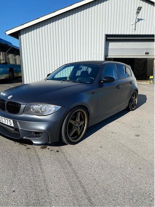 Grå Begagnad 2009 BMW 120 Advantage Halvkombi | 64 000 kr (Lite dyr) - Bild 1/4