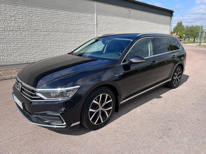 Svart (svartmetallic) Begagnad 2020 VW Passat Business Kombi | 189 900 kr (Superpris) - Bild 1/4