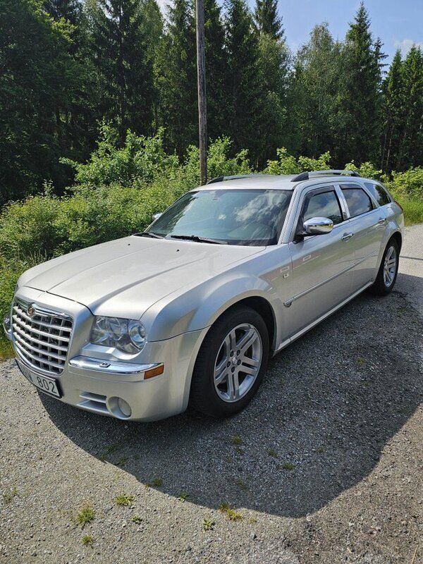 Silver Begagnad 2006 Chrysler 300C Touring Kombi | 80 000 kr (Bra pris) - Bild 1/4