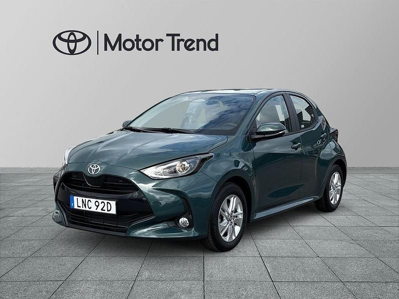 Grön Ny 2025 Toyota Yaris Hybrid Active Halvkombi | 249 900 kr (Marknadspris) - Bild 1/4