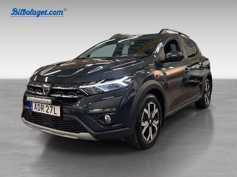 Grå Begagnad 2023 Dacia Sandero Comfort Halvkombi | 159 900 kr (Marknadspris) - Bild 1/4