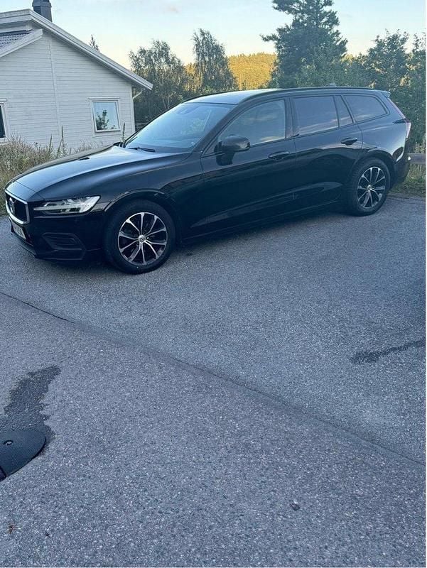Svart Begagnad 2022 Volvo V60 Momentum Kombi | 235 000 kr (Bra pris) - Bild 1/4