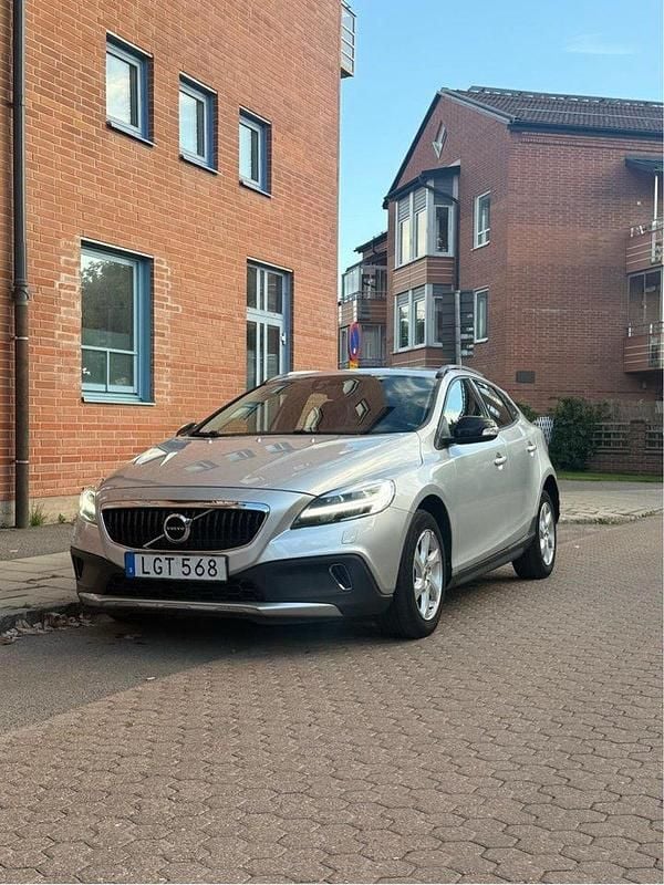 Silver Begagnad 2019 Volvo V40 CC Kombi | 209 900 kr (Dyr) - Bild 1/4