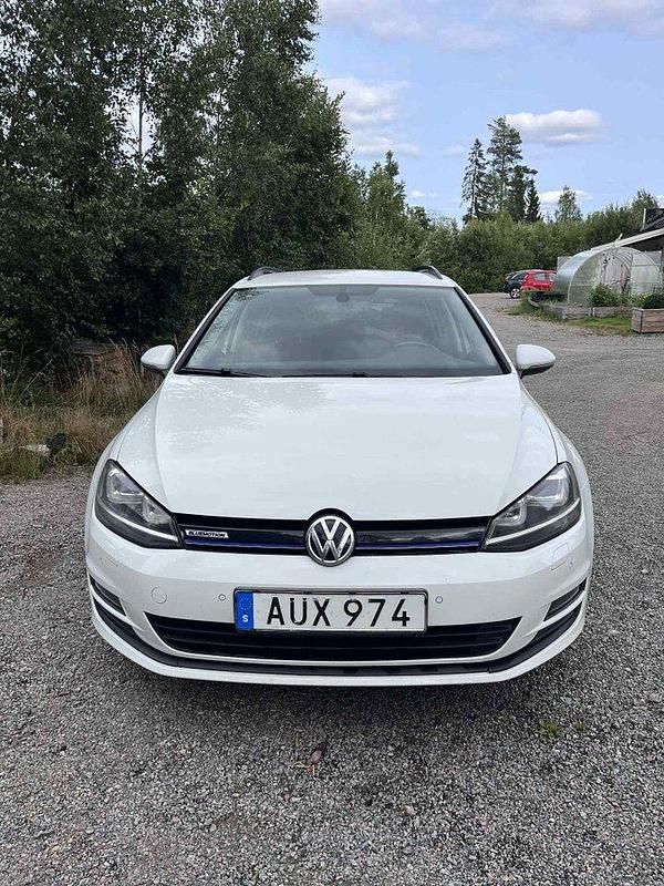Vit Begagnad 2015 VW Golf VII Kombi | 100 000 kr (Bra pris) - Bild 1/4