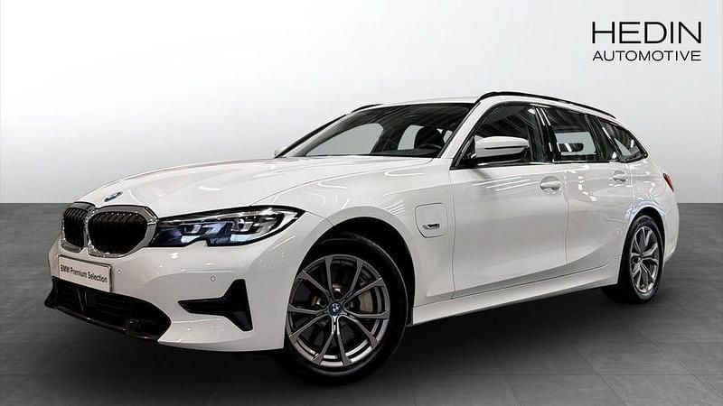 Vit Begagnad 2022 BMW 330 Sport Line Kombi | 308 700 kr (Superpris) - Bild 1/4