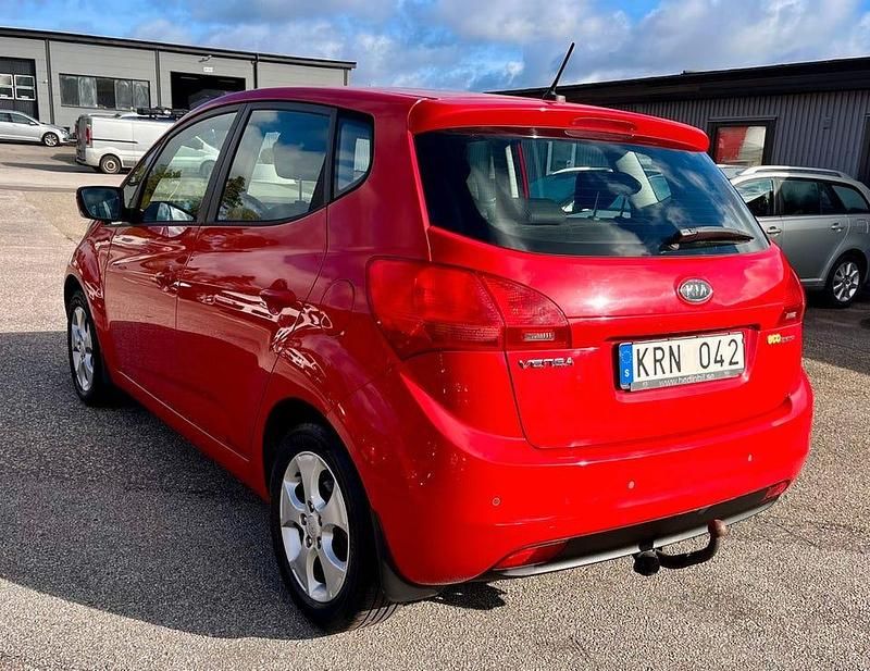 Begagnad Kia Venga Comfort 90 HK (66 kW) 2010 Röd Halvkombi