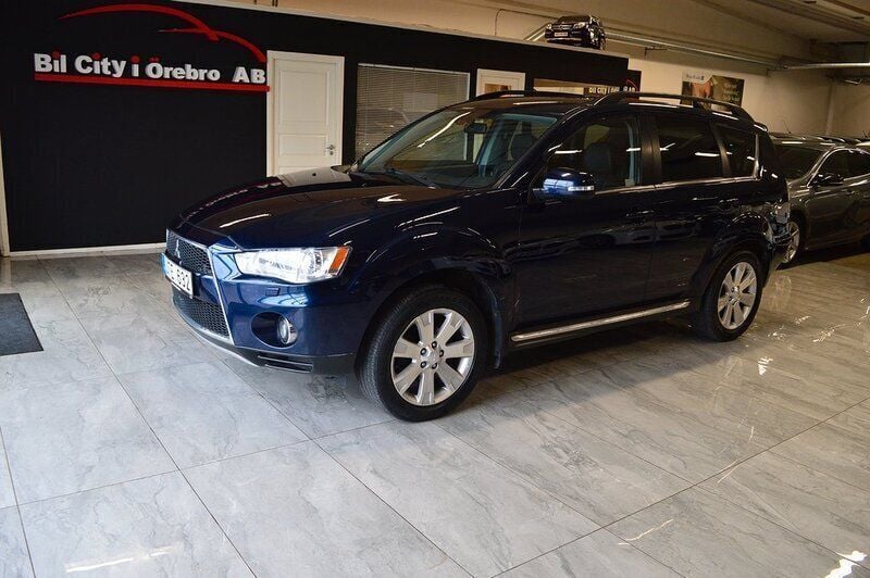 Blå Begagnad 2011 Mitsubishi Outlander SUV | 99 900 kr (Lite dyr) - Bild 1/4