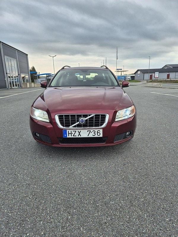 Röd Begagnad 2009 Volvo V70 Momentum Kombi | 55 000 kr (Superpris) - Bild 1/4