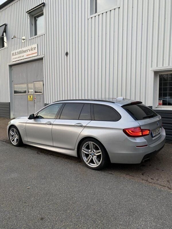 Silver Begagnad 2014 BMW M550 Sedan | 208 000 kr (Marknadspris) - Bild 1/4