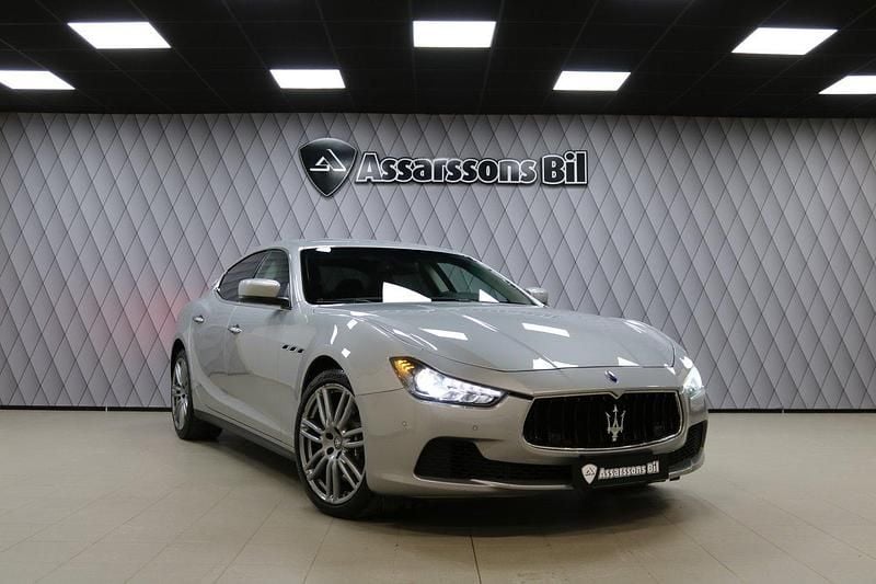 Grå Begagnad 2016 Maserati Ghibli Sedan | 359 000 kr - Bild 1/4