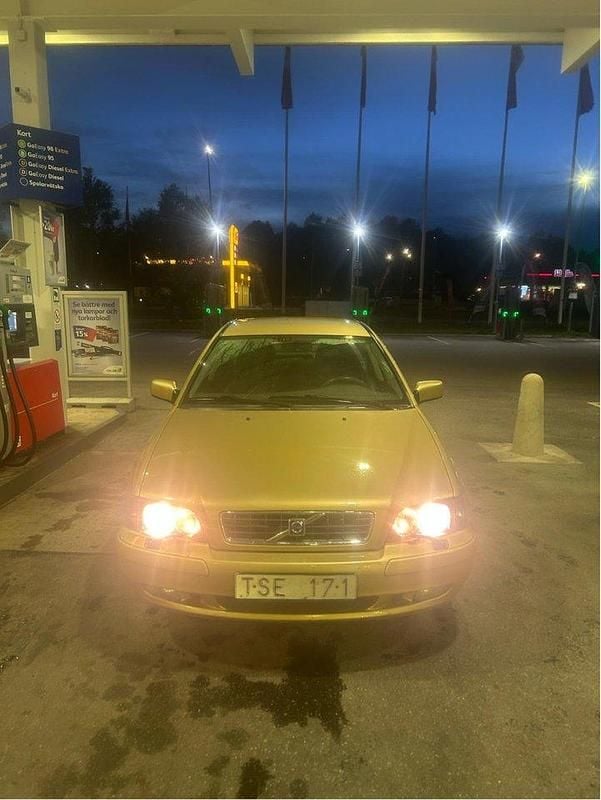 Gul Begagnad 2003 Volvo S40 Sedan | 18 500 kr (Marknadspris) - Bild 1/4