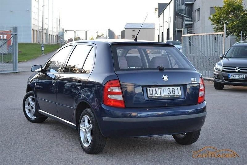 Begagnad Skoda Fabia 68 HK (50 kW) 2003 Mörkblå (blå) Halvkombi