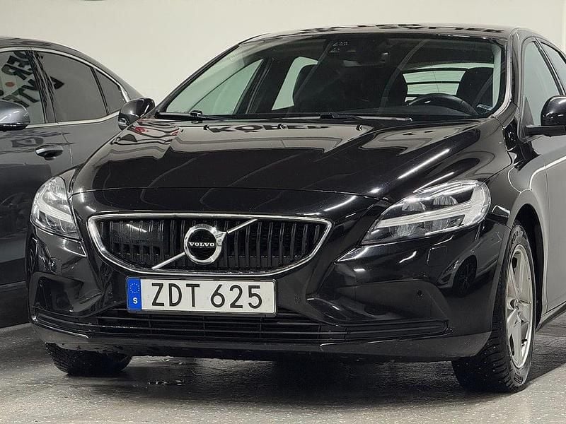 Begagnad Volvo V40 Momentum 150 HK (110 kW) 2018 Svart Halvkombi