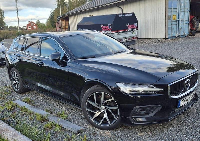 Svart Begagnad 2020 Volvo V60 Momentum Kombi | 289 000 kr (Lite dyr) - Bild 1/4