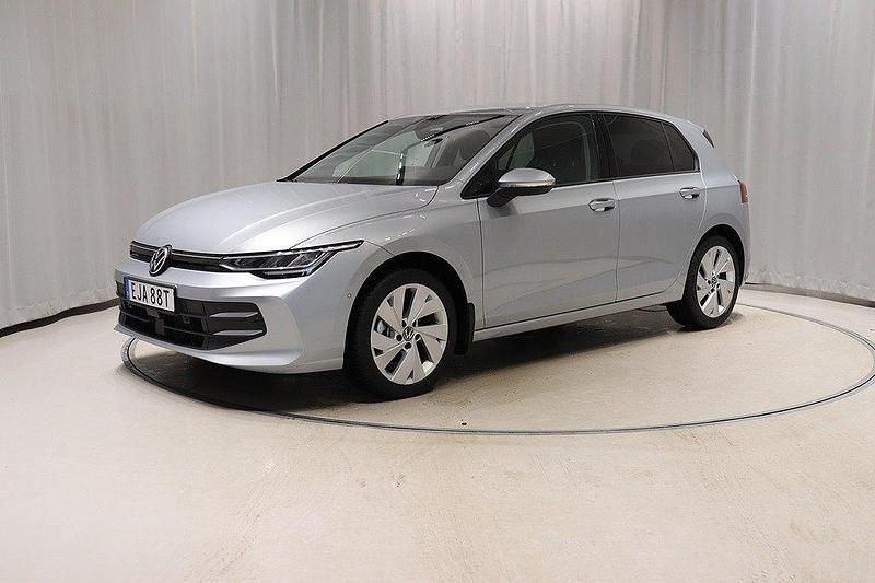 Silver (oyster silver metallic) Begagnad 2024 VW Golf VIII Life Kombi | 294 800 kr (Marknadspris) - Bild 1/4