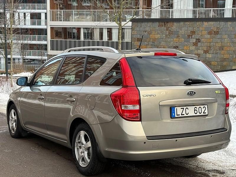 Begagnad Kia Ceed Sportswagon 128 HK (94 kW) 2011 Silver Kombi