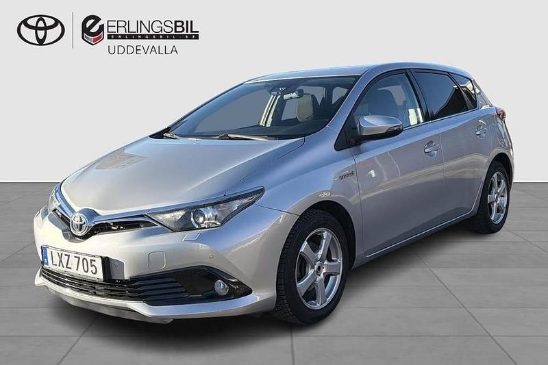 Silver Begagnad 2015 Toyota Auris Hybrid Active Halvkombi | 139 900 kr (Marknadspris) - Bild 1/3