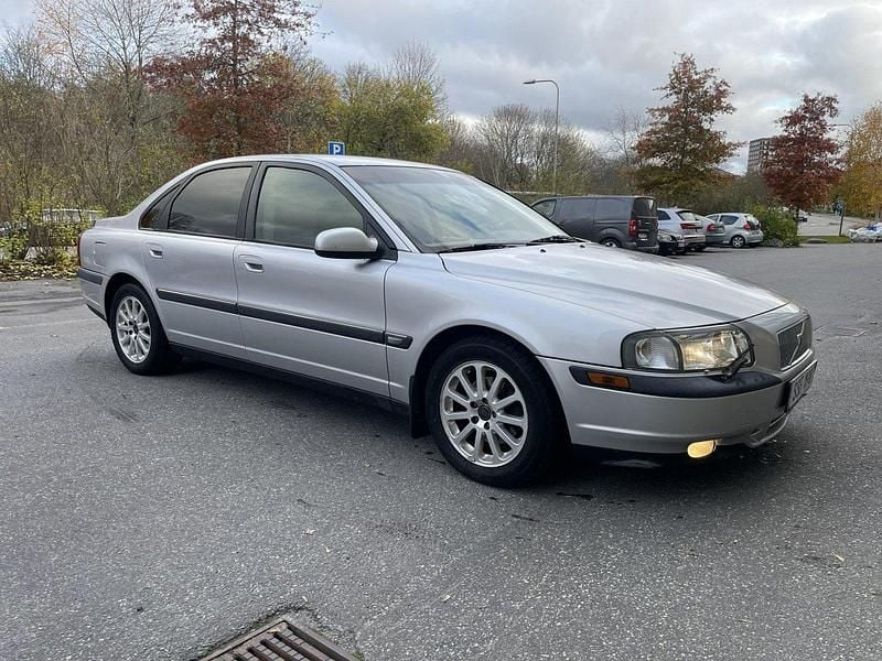 Grå Begagnad 2002 Volvo S80 Sedan | 27 500 kr (Marknadspris) - Bild 1/4
