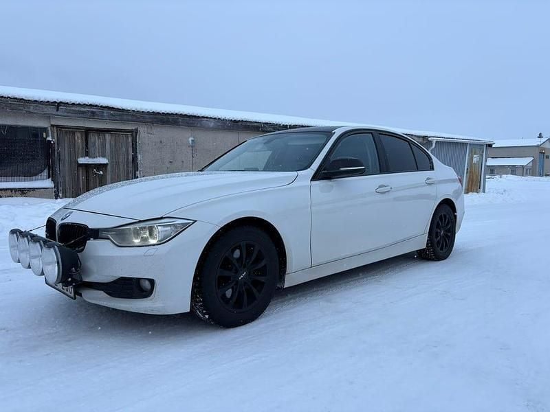 Begagnad 2012 BMW 320 Sedan | 79 000 kr (Dyr) - Bild 1/4
