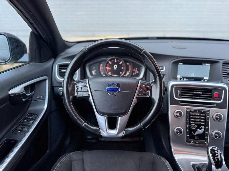 Begagnad Volvo V60 CC Momentum 191 HK (140 kW) 2016 Svart Kombi