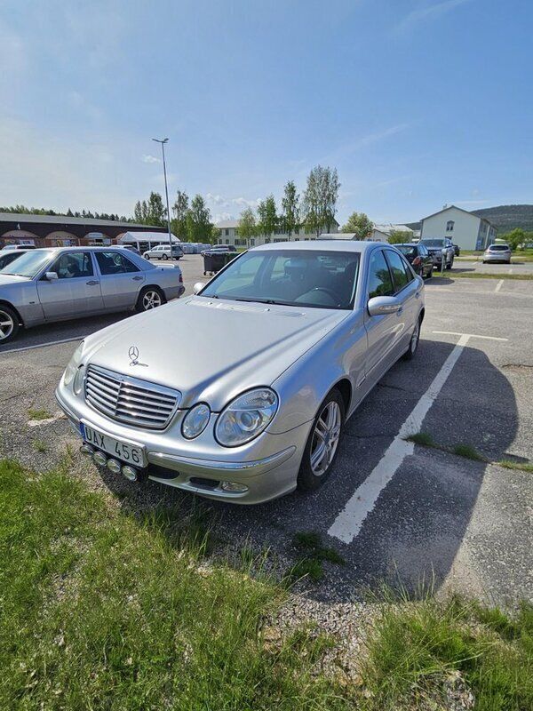 Silver Begagnad 2002 Mercedes E240 Sedan | 23 000 kr (Superpris) - Bild 1/4