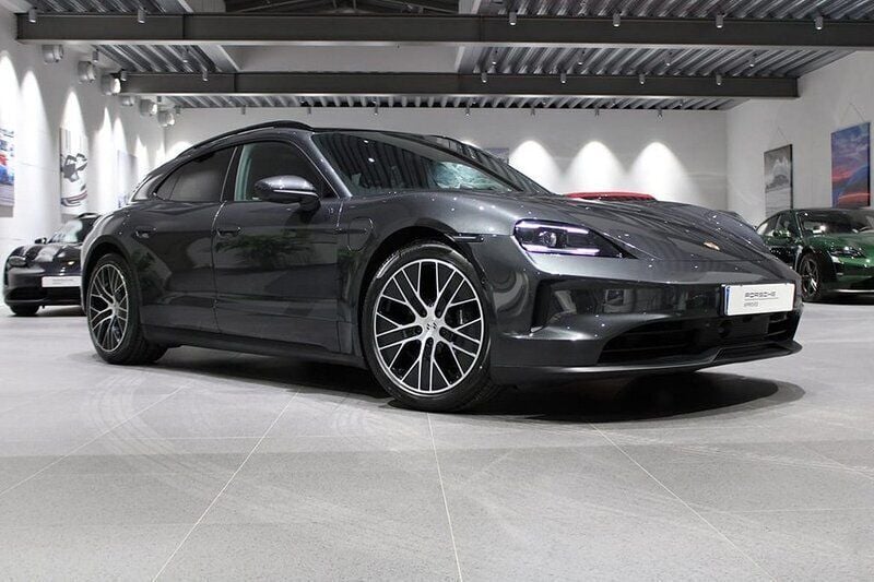Mörkgrå Ny 2024 Porsche Taycan Sport Turismo Sedan | 1 095 000 kr - Bild 1/4