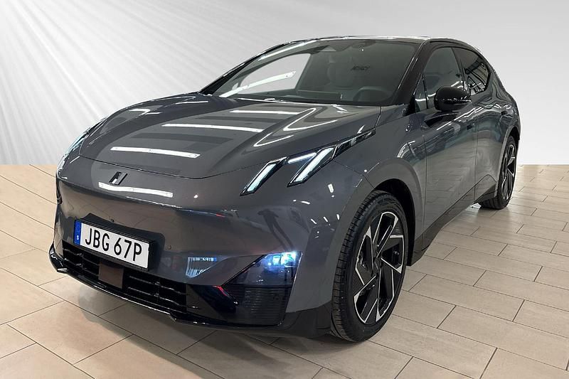 Begagnad Lynk & Co 02 2025 Grå