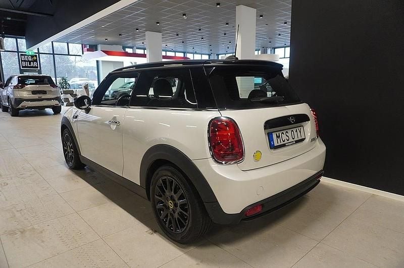 Begagnad Mini Cooper Essential 130 kW (177 HK) 2022 Nanuq white Halvkombi