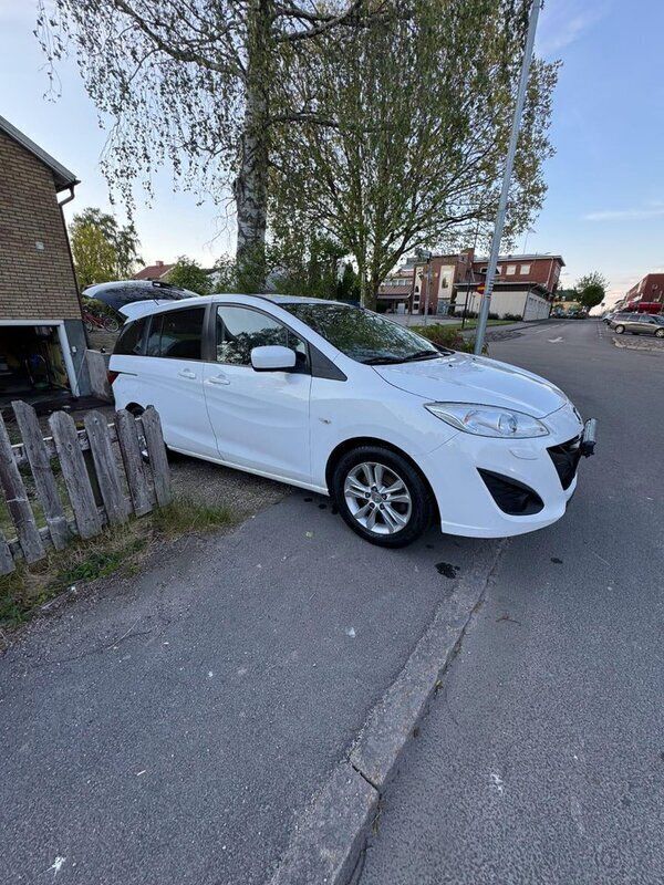 Vit Begagnad 2011 Mazda 5 Minibuss | 32 000 kr - Bild 1/4
