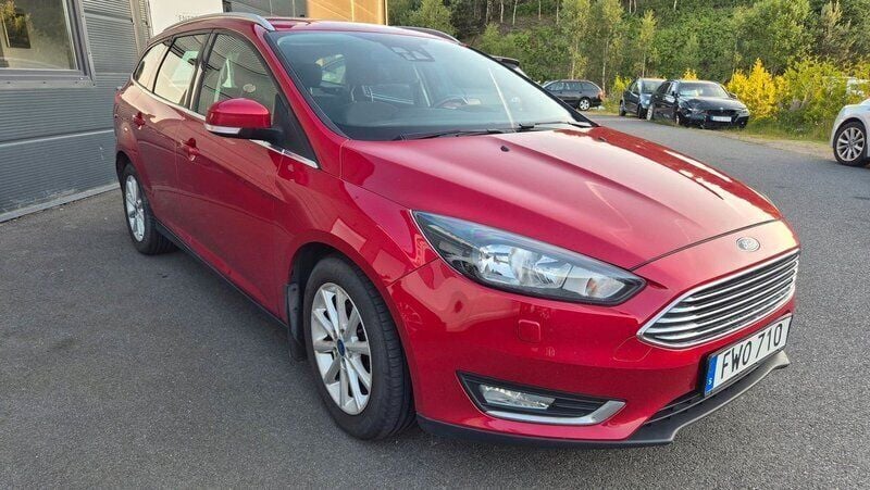 Röd Begagnad 2015 Ford Focus Titanium Kombi | 69 900 kr (Bra pris) - Bild 1/4