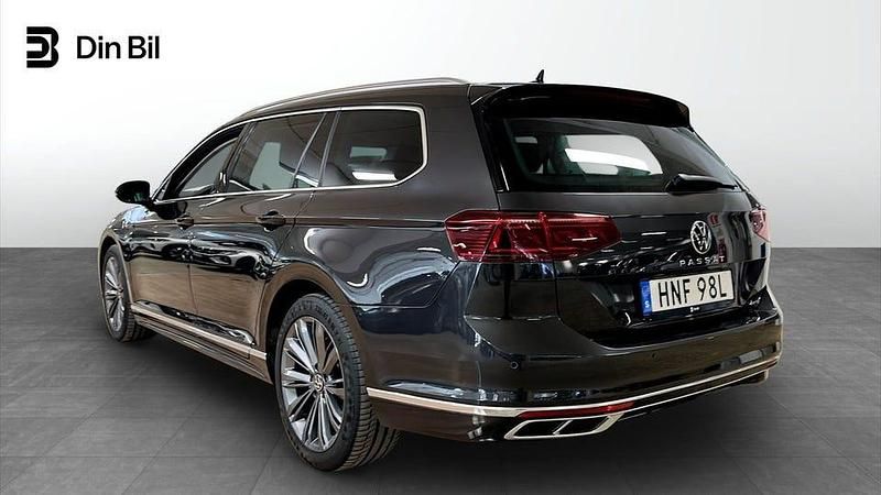 Begagnad VW Passat R-line 200 HK (147 kW) 2022 Mangan grey metallic Kombi