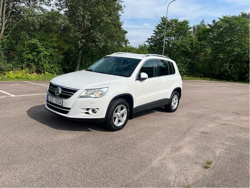 Vit Begagnad 2011 VW Tiguan Sportline SUV | 49 900 kr (Bra pris) - Bild 1/4