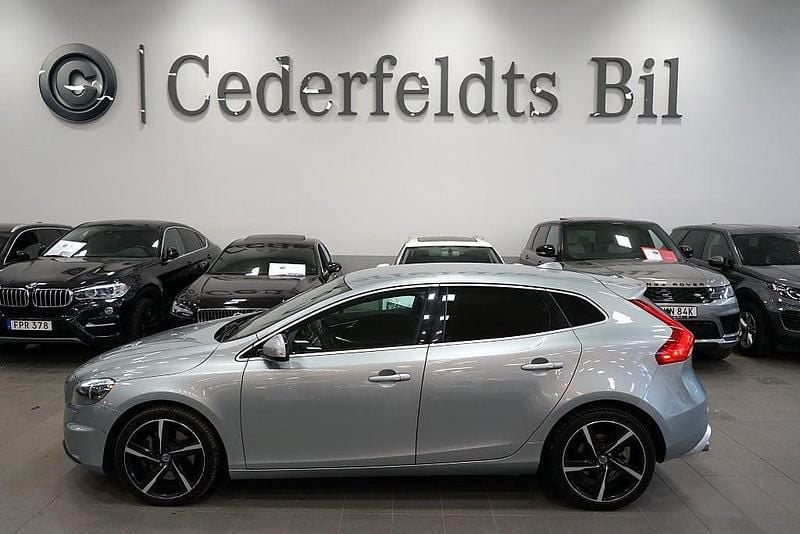 Silver Begagnad 2013 Volvo V40 R-Design Halvkombi | 129 900 kr (Marknadspris) - Bild 1/4
