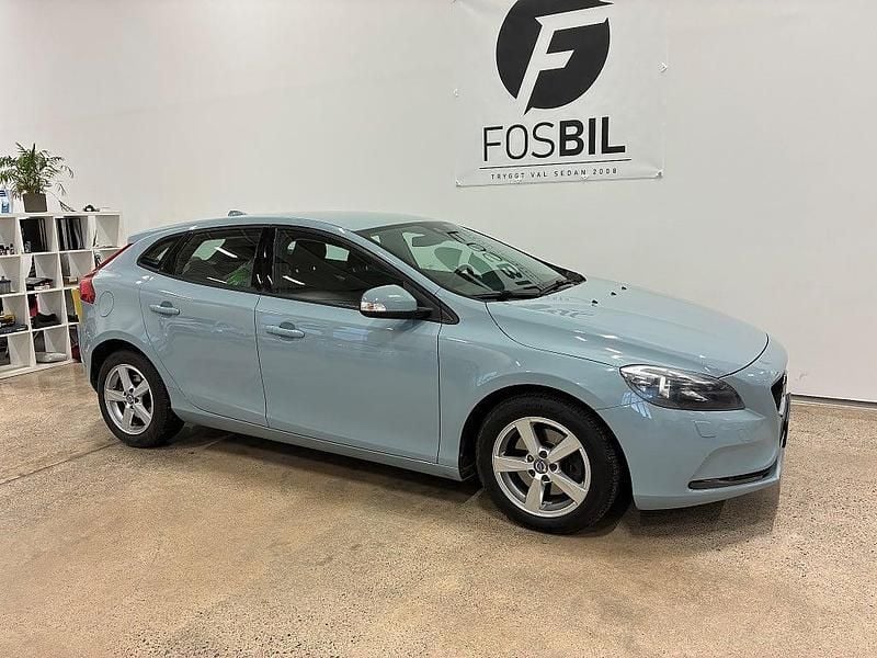 Ljusblå Begagnad 2016 Volvo V40 Kinetic Halvkombi | 129 900 kr (Marknadspris) - Bild 1/3