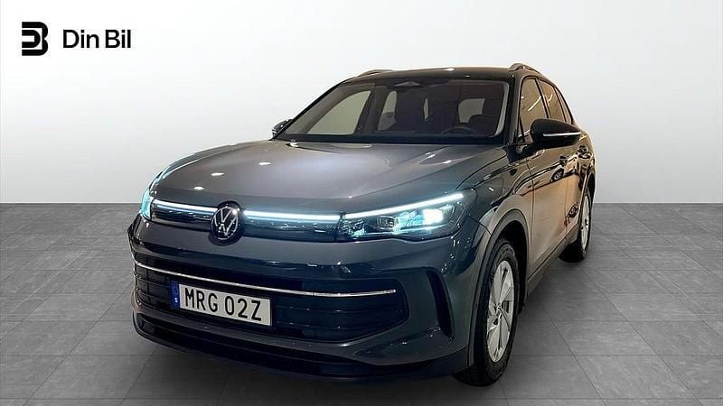 Mörkgrå Begagnad 2024 VW Tiguan Life SUV | 369 900 kr (Lite dyr) - Bild 1/4