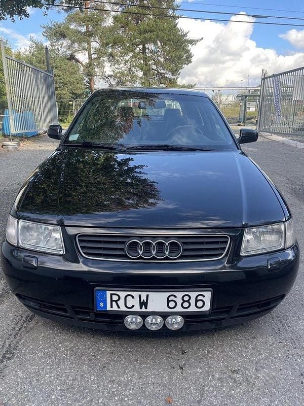 Svart Begagnad 2000 Audi A3 Attraction Halvkombi | 20 000 kr (Marknadspris) - Bild 1/4