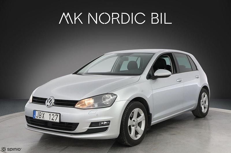 Silver Begagnad 2013 VW Golf VII Highline Halvkombi | 129 000 kr (Lite dyr) - Bild 1/4