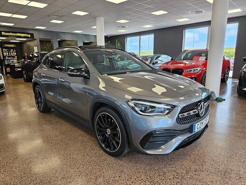 Mörkgrå (grå) Begagnad 2022 Mercedes GLA200 Premium Plus SUV | 369 900 kr (Marknadspris) - Bild 1/4