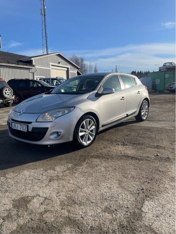 Silver Begagnad 2009 Renault Mégane III Halvkombi | 10 000 kr (Superpris) - Bild 1/4