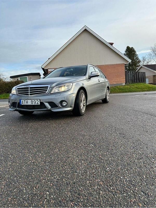 Grå Begagnad 2009 Mercedes C180 Classic Kombi | 34 500 kr (Marknadspris) - Bild 1/4