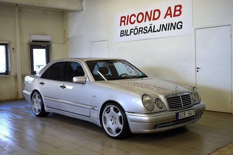 Silver Begagnad 2000 Mercedes E55 AMG Avantgarde Sedan | 119 900 kr - Bild 1/4