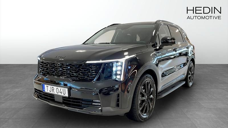 Svart Begagnad 2025 Kia Sorento Advance SUV | 629 900 kr (Dyr) - Bild 1/4