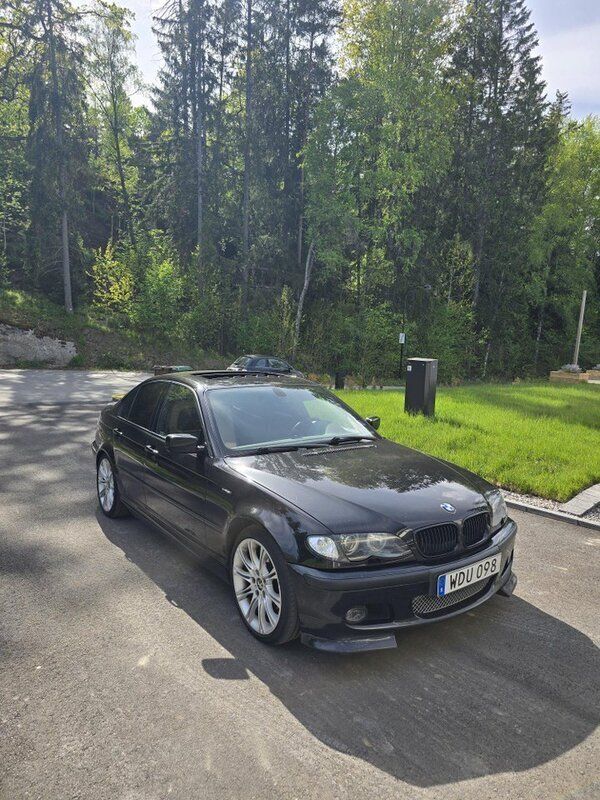 Svart Begagnad 2005 BMW 325 M Sport Sedan | 64 000 kr (Lite dyr) - Bild 1/4
