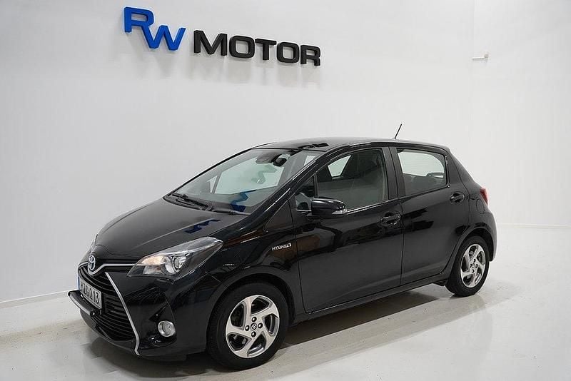 Svart Begagnad 2016 Toyota Yaris Hybrid Active Halvkombi | 119 800 kr (Marknadspris) - Bild 1/4