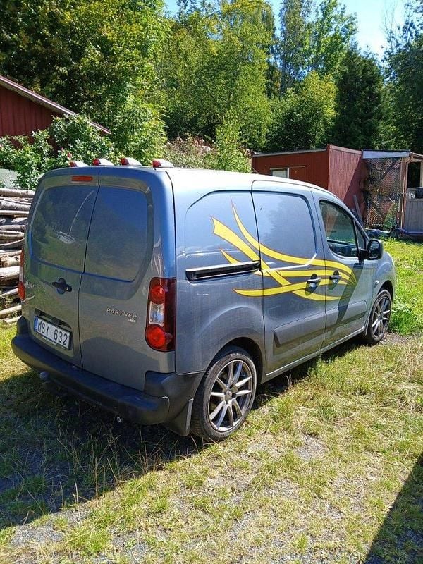 Grå Begagnad 2012 Peugeot Partner Minibuss | 69 000 kr (Lite dyr) - Bild 1/3
