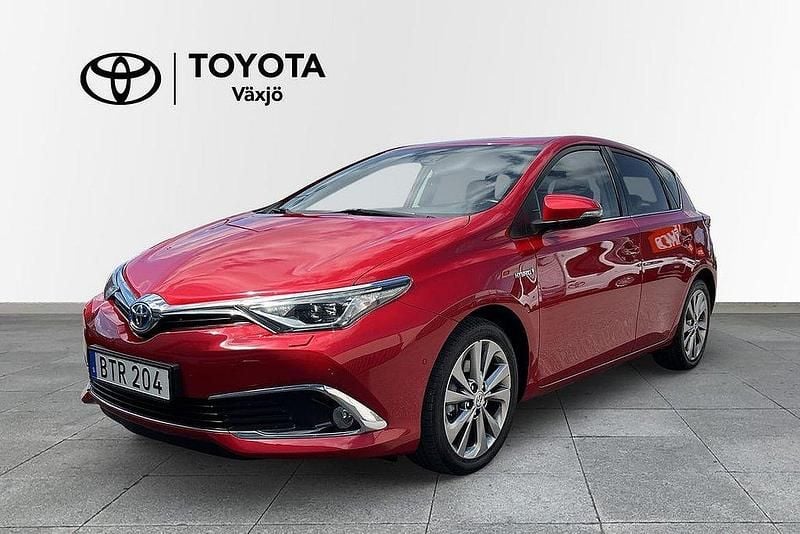 Mörkröd Begagnad 2015 Toyota Auris Hybrid Executive Halvkombi | 179 000 kr (Lite dyr) - Bild 1/4